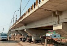 लोहारू रेलवे स्टेशन परिसर में बड़ी संख्या में लोग एकत्रित हो गए और काफी देर तक हंगामे जैसी स्थिति बनी रही।