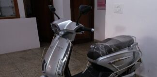 ओमेगा सिकी मोबिलिटी के पहले इलेक्ट्रिक स्कूटर वीएक्स्ट्रा की एक्स शोरूम प्राइस 99,900 रुपये है।