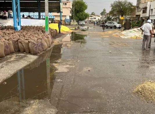 मौसम विशेषज्ञ डॉ. चंद्रमोहन ने बताया कि एक नया पश्चिमी विक्षोभ सक्रिय होने से बुधवार की रात से मौसम में बदलाव आएगा।