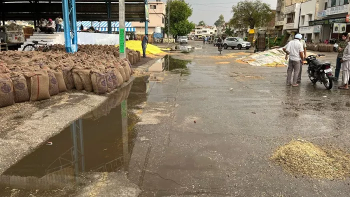 मौसम विशेषज्ञ डॉ. चंद्रमोहन ने बताया कि एक नया पश्चिमी विक्षोभ सक्रिय होने से बुधवार की रात से मौसम में बदलाव आएगा। मौसम विशेषज्ञ डॉ. चंद्रमोहन ने बताया कि एक नया पश्चिमी विक्षोभ सक्रिय होने से बुधवार की रात से मौसम में बदलाव आएगा।