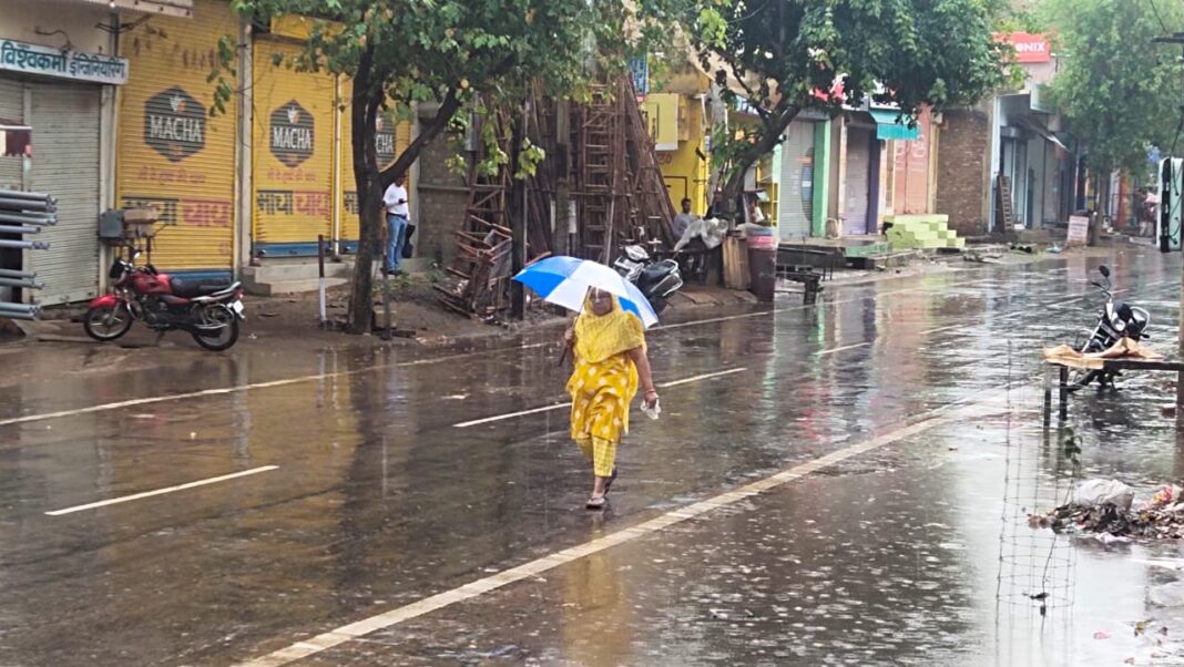 हरियाणा में मौसम ने अचानक करवट ली है। प्रदेश के कई जिलों में आंधी के बाद तेज बारिश होने से तापमान में भारी गिरावट दर्ज की गई है।