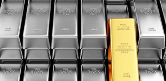 आज मल्टी कॉमोडिटी एक्सचेंज पर सोना और चांदी के रेट में हल्की सी गिरावट देखने को मिल रही है। आज MCX पर चांदी की कीमत 880 रुपये गिरकर 2.67 लाख रुपये प्रति किलो पर पहुंच गई।