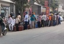 बहादुरगढ़ में स्थिति और गंभीर दिखी, जहां सुबह 7 बजे से ही एजेंसियों के बाहर लंबी कतारें लगी रहीं।