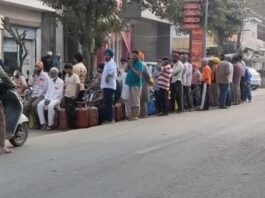 बहादुरगढ़ में स्थिति और गंभीर दिखी, जहां सुबह 7 बजे से ही एजेंसियों के बाहर लंबी कतारें लगी रहीं।