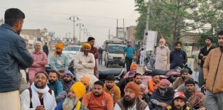 Haryana: गैस सिलिंडर ना मिलने से लोग परेशान, स्टेट हाईवे जाम कर किया प्रदर्शन उपभोक्ताओं ने बताया कि वे पिछले तीन-चार दिनों से लगातार गैस एजेंसियों के चक्कर लगा रहे हैं।