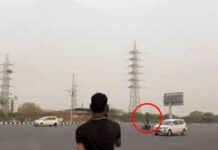 गुरुग्राम में स्टंटबाजी, सड़क को बनाया रेसिंग ट्रैक, कार को गोल-गोल घुमाया, डर के मारे लोगों ने रोके वाहन दिल्ली से सटे गुरुग्राम में एक कार सवार ने बीच सड़क स्टंट कर लोगों की जान को खतरे में डाल दिया।