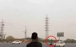 दिल्ली से सटे गुरुग्राम में एक कार सवार ने बीच सड़क स्टंट कर लोगों की जान को खतरे में डाल दिया।