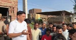 मुलाना क्षेत्र में सीआईए-1 की टीम अपराध नियंत्रण हेतु वाहनों को चैक कर रही थी l दो नौजवान लड़के बिना नंबर प्लेट बाइक पर सवार होकर आए।