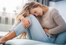 कई महिलाओं को पीरियड्स शुरू होने से एक या दो दिन पहले पेट में दर्द, मरोड़, गैस, मतली या दस्त जैसी समस्याएं महसूस होती हैं।