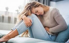 कई महिलाओं को पीरियड्स शुरू होने से एक या दो दिन पहले पेट में दर्द, मरोड़, गैस, मतली या दस्त जैसी समस्याएं महसूस होती हैं।