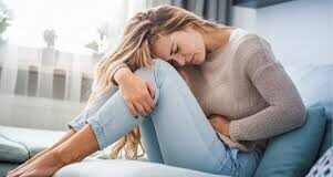 कई महिलाओं को पीरियड्स शुरू होने से एक या दो दिन पहले पेट में दर्द, मरोड़, गैस, मतली या दस्त जैसी समस्याएं महसूस होती हैं।