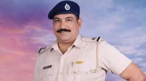 हरियाणा के रोहतक में एक पुलिसकर्मी ने सोमवार सुबह खुद को गोली मारकर सुसाइड कर लिया। पुलिसकर्मी डायल 112 में तैनात था। हरियाणा के रोहतक में एक पुलिसकर्मी ने सोमवार सुबह खुद को गोली मारकर सुसाइड कर लिया। पुलिसकर्मी डायल 112 में तैनात था।