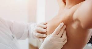 ब्रेस्ट कैंसर सिर्फ महिलाओं को होने वाला रोग नहीं, पुरुष भी इसकी चपेट में आ रहे हैं।