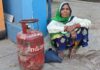 गैस सिलिंडर के लिए महिलाएं, बुजुर्ग और छोटे बच्चे लाइन में खड़े नजर आए।
