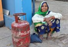 गैस सिलिंडर के लिए महिलाएं, बुजुर्ग और छोटे बच्चे लाइन में खड़े नजर आए।