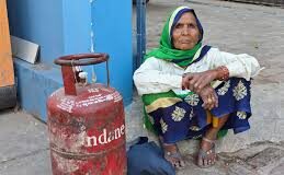 गैस सिलिंडर के लिए महिलाएं, बुजुर्ग और छोटे बच्चे लाइन में खड़े नजर आए।