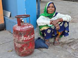 गैस सिलिंडर के लिए महिलाएं, बुजुर्ग और छोटे बच्चे लाइन में खड़े नजर आए।