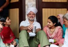 राहुल गांधी ने हरियाणा के सोनीपत के गांव मदीना पहुंच किसान संजय की बेटी को शादी के लिए आशीर्वाद दिया।