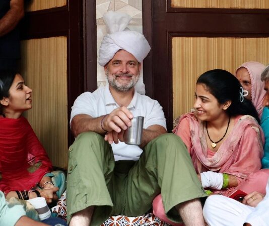 राहुल गांधी ने हरियाणा के सोनीपत के गांव मदीना पहुंच किसान संजय की बेटी को शादी के लिए आशीर्वाद दिया।