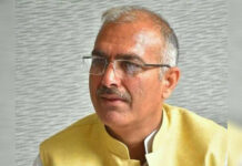 संजय भाटिया कॉलेज समय से राजनीति में सक्रिय रहे हैं। उन्होंने आईबी पीजी कॉलेज से बीकॉम की पढ़ाई की।