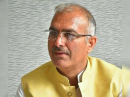 संजय भाटिया कॉलेज समय से राजनीति में सक्रिय रहे हैं। उन्होंने आईबी पीजी कॉलेज से बीकॉम की पढ़ाई की।