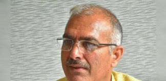 संजय भाटिया कॉलेज समय से राजनीति में सक्रिय रहे हैं। उन्होंने आईबी पीजी कॉलेज से बीकॉम की पढ़ाई की।