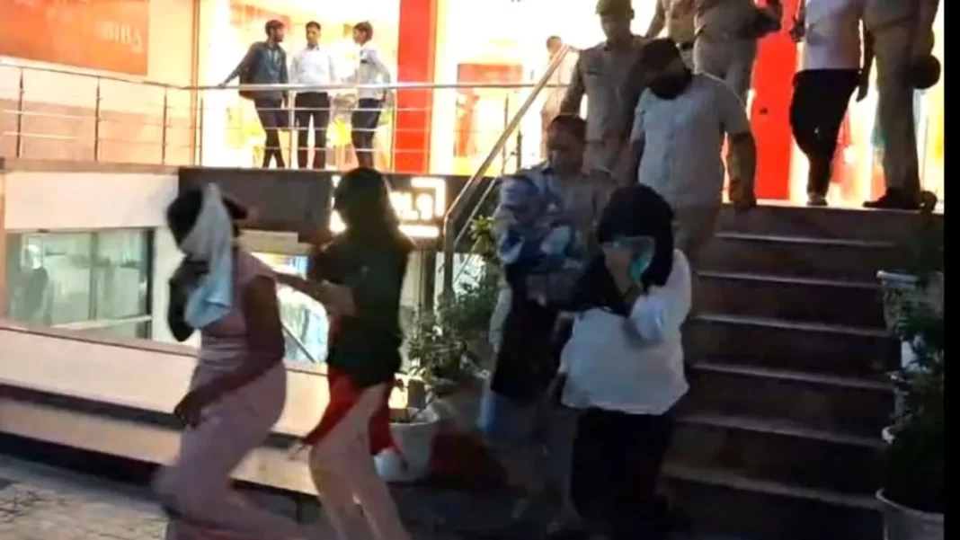 स्पा सेंटरों की आड़ में चल रहे देह व्यापार के नेटवर्क का बुधवार को पुलिस ने भंडाफोड़ किया।