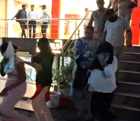 Haryana: कैथल के स्पा सेंटर में पहुंची पुलिस, 7 युवतियां और दो युवक इस हाल में मिले कि मच गया हड़कंप स्पा सेंटरों की आड़ में चल रहे देह व्यापार के नेटवर्क का बुधवार को पुलिस ने भंडाफोड़ किया।
