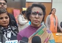 हरियाणा महिला आयोग की चेयरपर्सन रेणु भाटिया खुद कार चलाकर पहुंची और गांव राठधाना रोड पर स्थित यूनिवर्सिटी के आसपास चल रहे शराब ठेके और कई नामी क्लबों पर छापा डाला।