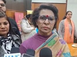 हरियाणा महिला आयोग की चेयरपर्सन रेणु भाटिया खुद कार चलाकर पहुंची और गांव राठधाना रोड पर स्थित यूनिवर्सिटी के आसपास चल रहे शराब ठेके और कई नामी क्लबों पर छापा डाला।