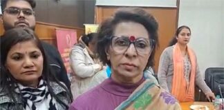 हरियाणा महिला आयोग की चेयरपर्सन रेणु भाटिया खुद कार चलाकर पहुंची और गांव राठधाना रोड पर स्थित यूनिवर्सिटी के आसपास चल रहे शराब ठेके और कई नामी क्लबों पर छापा डाला।