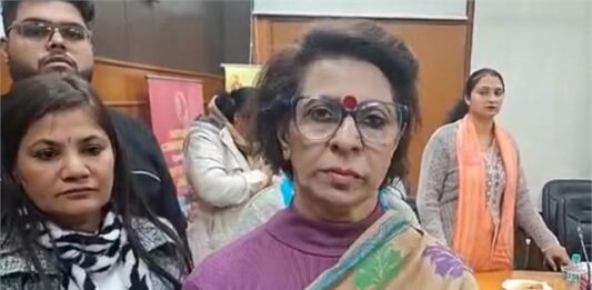 हरियाणा महिला आयोग की चेयरपर्सन रेणु भाटिया खुद कार चलाकर पहुंची और गांव राठधाना रोड पर स्थित यूनिवर्सिटी के आसपास चल रहे शराब ठेके और कई नामी क्लबों पर छापा डाला।