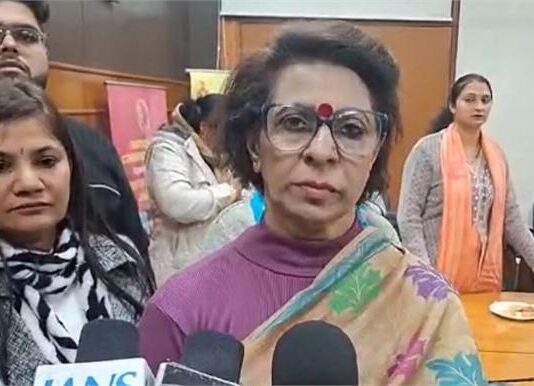 हरियाणा महिला आयोग की चेयरपर्सन रेणु भाटिया खुद कार चलाकर पहुंची और गांव राठधाना रोड पर स्थित यूनिवर्सिटी के आसपास चल रहे शराब ठेके और कई नामी क्लबों पर छापा डाला।