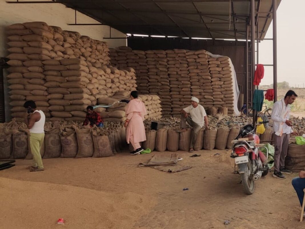 सीएम फ्लाइंग टीम को आदमपुर क्षेत्र के ग्वार के गोदामों में अनाज का अवैध स्टॉक होने की सूचना मिली थी। सीएम फ्लाइंग टीम को आदमपुर क्षेत्र के ग्वार के गोदामों में अनाज का अवैध स्टॉक होने की सूचना मिली थी।