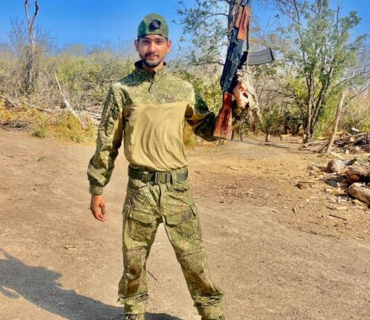 पिता विनोद कुमार और मां का कहना है कि विदेश जाने से पहले उन्होंने अपने बेटे को रोका था कि अभी मत जा अपनी पढ़ाई पूरी कर ले।