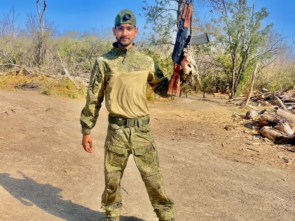 पिता विनोद कुमार और मां का कहना है कि विदेश जाने से पहले उन्होंने अपने बेटे को रोका था कि अभी मत जा अपनी पढ़ाई पूरी कर ले। पिता विनोद कुमार और मां का कहना है कि विदेश जाने से पहले उन्होंने अपने बेटे को रोका था कि अभी मत जा अपनी पढ़ाई पूरी कर ले।