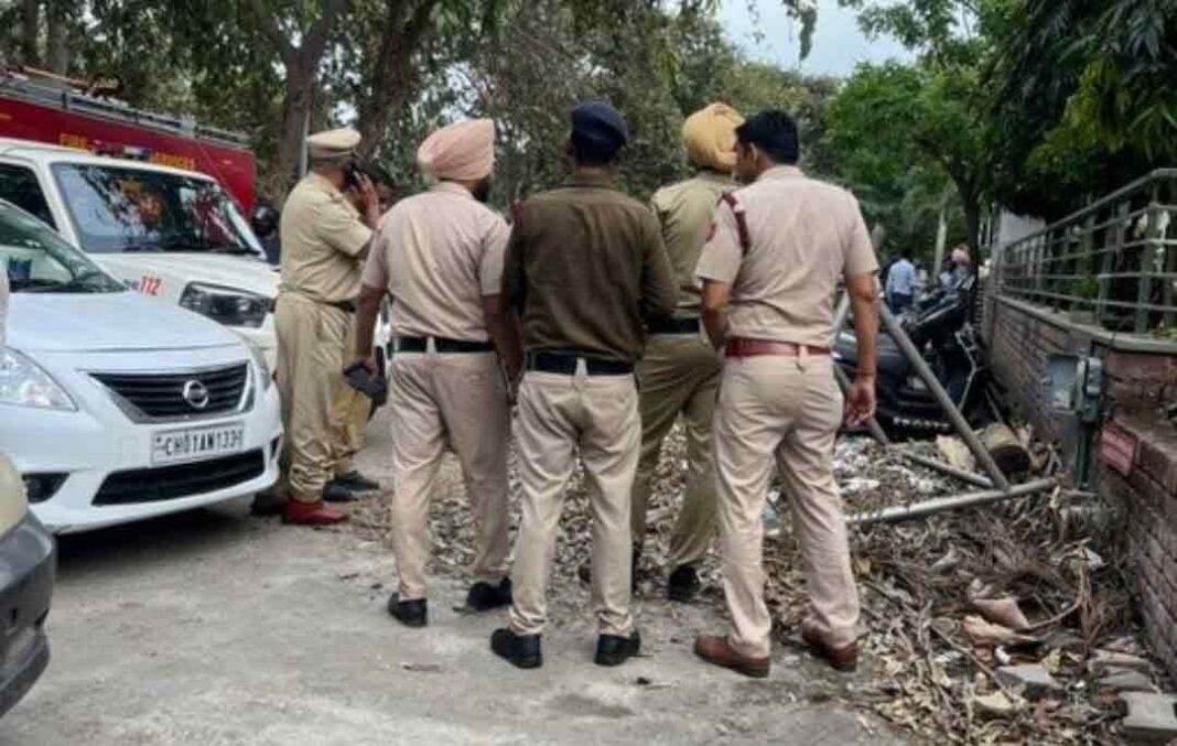 चंडीगढ़ से बहुत बड़ी खबर आ रही है। चंडीगढ़ स्थित पंजाब बीजेपी मुख्यालय के बाहर धमाका हुआ है।