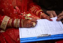 पत्नी अपने पति को बार-बार फोन कर रही थी। पति ने फोन नहीं उठाया तो पत्नी ने अपनी जान दे दी।