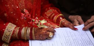 पत्नी अपने पति को बार-बार फोन कर रही थी। पति ने फोन नहीं उठाया तो पत्नी ने अपनी जान दे दी।