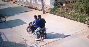 घटना के दौरान कॉलोनी में चीख-पुकार मच गई और लोग डर के मारे अपने-अपने घरों में छिप गए।