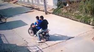 घटना के दौरान कॉलोनी में चीख-पुकार मच गई और लोग डर के मारे अपने-अपने घरों में छिप गए।