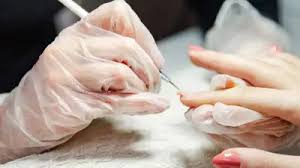 रेगुलर नेल पेंट लगाने से केमिकल एक्सपोजर न के बराबर होता है और UV लाइट यूज नहीं करनी पड़ती। इसे आसानी से हटाया भी जा सकता है।