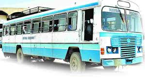 रोहतक बस स्टैंड पर बुधवार को कर्मचारियों ने बस स्टैंड के दोनों गेट बंद कर रोडवेज का चक्का जाम कर दिया