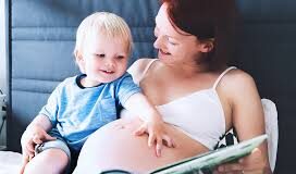 दूसरी प्रेग्नेंसी के बारे में बड़े बच्चे को पहले बताना क्यों जरूरी है? जानिए वजह और सही समय! माता-पिता को इस दौरान बच्चे की फीलिंग्स को स्वीकार करना बेहद जरूरी है, चाहे वे उलझन या ईर्ष्या से भरी क्यों न हों।