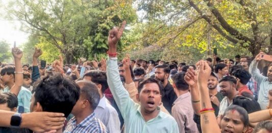 गुरुग्राम और फरीदाबाद के औद्योगिक इलाकों में सैलरी बढ़ाने को लेकर श्रमिकों का गुस्सा खुलकर सामने आया।