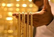 अंतरराष्ट्रीय बाजार में गुरुवार, 2 अप्रैल 2026 को COMEX सोने की दर 100 डॉलर प्रति ट्रॉय औंस से ज्यादा गिर गई और दिन के दौरान 4,681.57 डॉलर प्रति औंस के निचले स्तर पर पहुंच गई। आज MCX में सोने का भाव गिरावट के साथ 1,52,490 रुपये पर खुला और दिन के दौरान 1,50,480 रुपये प्रति 10 ग्राम के निचले स्तर पर पहुंच गया। मौजूदा समय में सोने का भाव लगभग 1,50,683 रुपये प्रति 10 ग्राम के स्तर पर कारोबार कर रहा है।