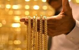 सोने-चांदी की कीमतों में भारी गिरावट, 1.50 लाख रुपये प्रति 10 ग्राम हुआ गोल्ड, सिल्वर भी सस्ती, चेक करें लेटेस्ट भाव अंतरराष्ट्रीय बाजार में गुरुवार, 2 अप्रैल 2026 को COMEX सोने की दर 100 डॉलर प्रति ट्रॉय औंस से ज्यादा गिर गई और दिन के दौरान 4,681.57 डॉलर प्रति औंस के निचले स्तर पर पहुंच गई। आज MCX में सोने का भाव गिरावट के साथ 1,52,490 रुपये पर खुला और दिन के दौरान 1,50,480 रुपये प्रति 10 ग्राम के निचले स्तर पर पहुंच गया। मौजूदा समय में सोने का भाव लगभग 1,50,683 रुपये प्रति 10 ग्राम के स्तर पर कारोबार कर रहा है।