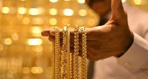 अंतरराष्ट्रीय बाजार में गुरुवार, 2 अप्रैल 2026 को COMEX सोने की दर 100 डॉलर प्रति ट्रॉय औंस से ज्यादा गिर गई और दिन के दौरान 4,681.57 डॉलर प्रति औंस के निचले स्तर पर पहुंच गई। आज MCX में सोने का भाव गिरावट के साथ 1,52,490 रुपये पर खुला और दिन के दौरान 1,50,480 रुपये प्रति 10 ग्राम के निचले स्तर पर पहुंच गया। मौजूदा समय में सोने का भाव लगभग 1,50,683 रुपये प्रति 10 ग्राम के स्तर पर कारोबार कर रहा है।