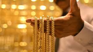 अंतरराष्ट्रीय बाजार में गुरुवार, 2 अप्रैल 2026 को COMEX सोने की दर 100 डॉलर प्रति ट्रॉय औंस से ज्यादा गिर गई और दिन के दौरान 4,681.57 डॉलर प्रति औंस के निचले स्तर पर पहुंच गई। आज MCX में सोने का भाव गिरावट के साथ 1,52,490 रुपये पर खुला और दिन के दौरान 1,50,480 रुपये प्रति 10 ग्राम के निचले स्तर पर पहुंच गया। मौजूदा समय में सोने का भाव लगभग 1,50,683 रुपये प्रति 10 ग्राम के स्तर पर कारोबार कर रहा है। अंतरराष्ट्रीय बाजार में गुरुवार, 2 अप्रैल 2026 को COMEX सोने की दर 100 डॉलर प्रति ट्रॉय औंस से ज्यादा गिर गई और दिन के दौरान 4,681.57 डॉलर प्रति औंस के निचले स्तर पर पहुंच गई। आज MCX में सोने का भाव गिरावट के साथ 1,52,490 रुपये पर खुला और दिन के दौरान 1,50,480 रुपये प्रति 10 ग्राम के निचले स्तर पर पहुंच गया। मौजूदा समय में सोने का भाव लगभग 1,50,683 रुपये प्रति 10 ग्राम के स्तर पर कारोबार कर रहा है।