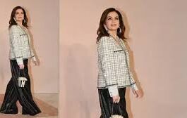 नीता अंबानी अपनी बेटी ईशा अंबानी के साथ नीता मुकेश अंबानी कल्चरल सेंटर के आर्ट हाउस में पहुंचीं।